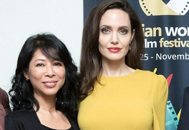 Анджелина Джоли в ярком наряде появилась на Международном фестивале азиатского кино
