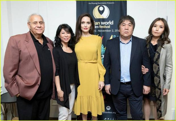 Анджелина Джоли в ярком наряде появилась на Международном фестивале азиатского кино