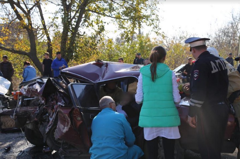 В Крыму столкнулись ВАЗ и Hyundai - погиб ребёнок, потерпели 10 человек [фото]