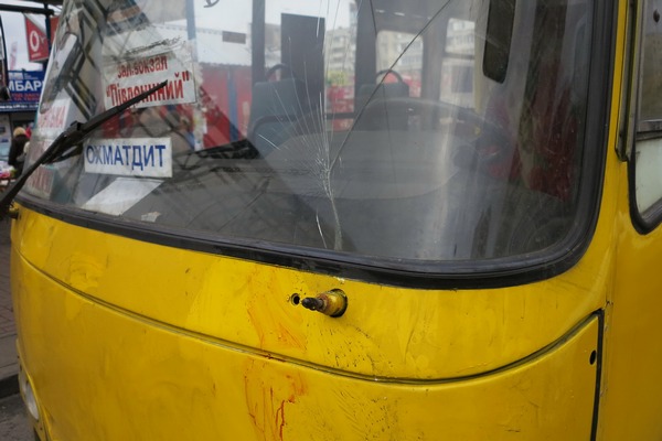 Маршрутка, свалившая пешеходов на остановке в Киеве, могла быть неисправна(фото)