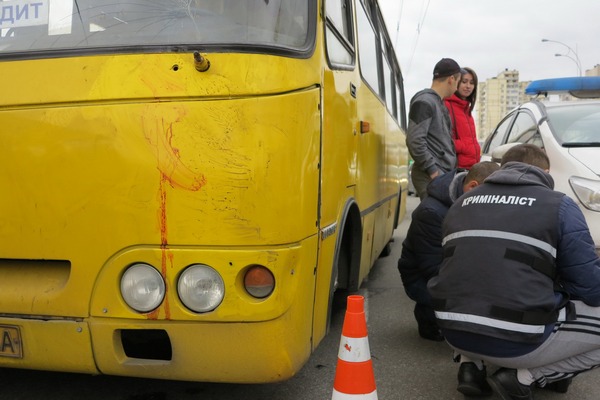 Маршрутка, свалившая пешеходов на остановке в Киеве, могла быть неисправна(фото)