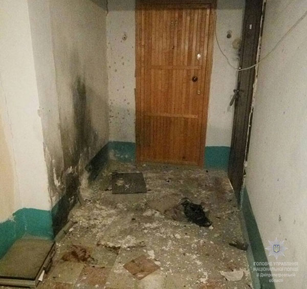 В Днепре от взрыва гранаты потерпели четверо полицейских, пришедших на квартирную кражу(фото)