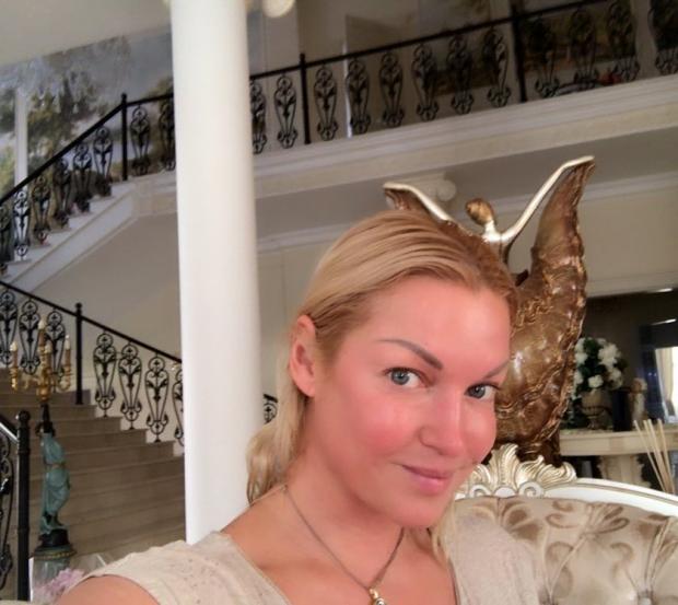 Анастасия Волочкова из-за финансовых проблем перевела дочь в обычную школу