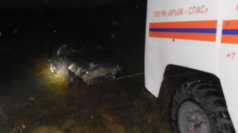 В Крыму авто слетел с моста, переворотился и завис над железной бесценный [фото]