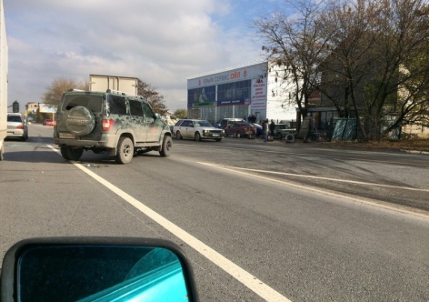 На выезде из Симферополя столкнулись пять машин, а под Керчью иномарка "нырнула" в яму [фото]