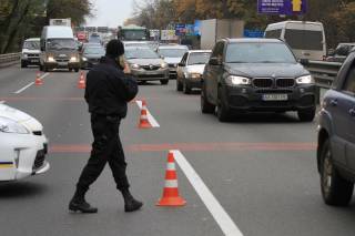 Тотальная проверка на въездах в Киев продолжается. Досматривают тонированные автомобили и людей «спортивной внешности»