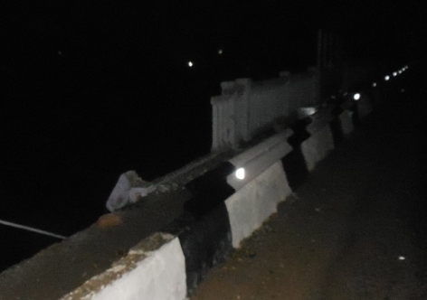 В Крыму авто слетел с моста, переворотился и завис над железной бесценный [фото]