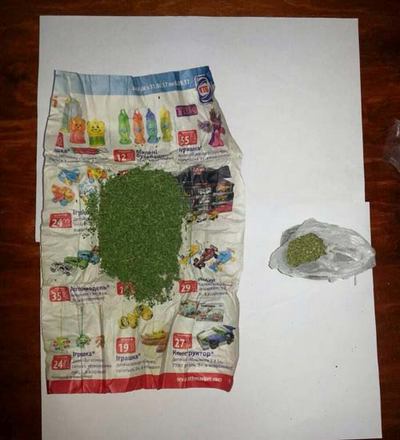 В Полтаве сотрудник СИЗО пронес подследственным хмельное, наркотики, дрожжи и гроши(фото)