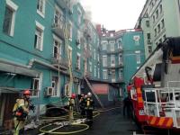 В Киеве на Жилянской пламенеет дом, людей эвакуируют(фото)