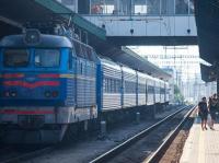 На Закарпатье пассажиры пихали поезд, дабы он поехал(видео)