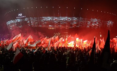 Польские националисты вышли на марш с баннером "Помним Львов"