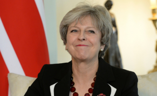 Залпом сорок британских депутатов готовы выслать Мэй в отставку