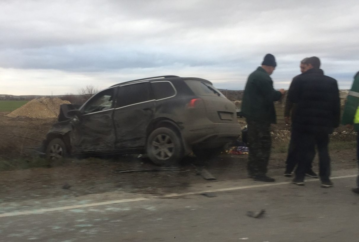 В тройном ДТП на крымской трассе погибли два человека, трое потерпевших [фото]