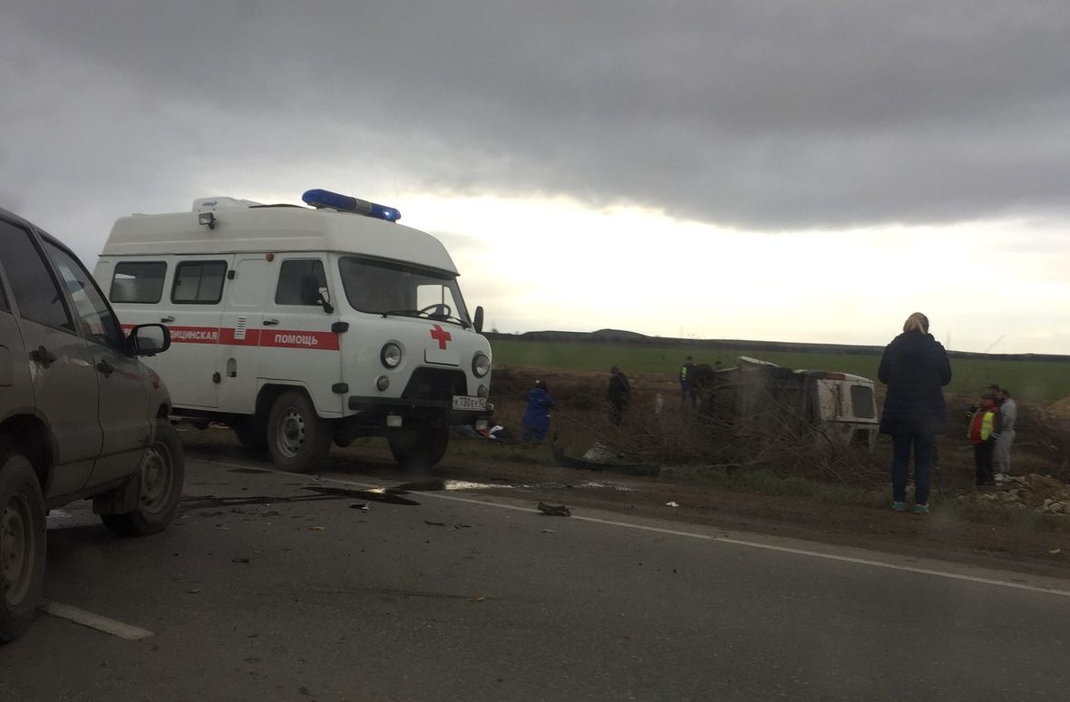 В тройном ДТП на крымской трассе погибли два человека, трое потерпевших [фото]