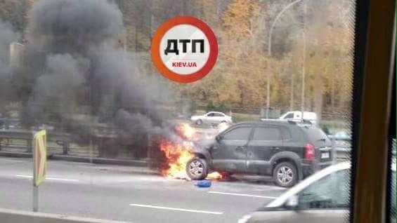 В Киеве на мосту возгорелся авто(фото и видео)