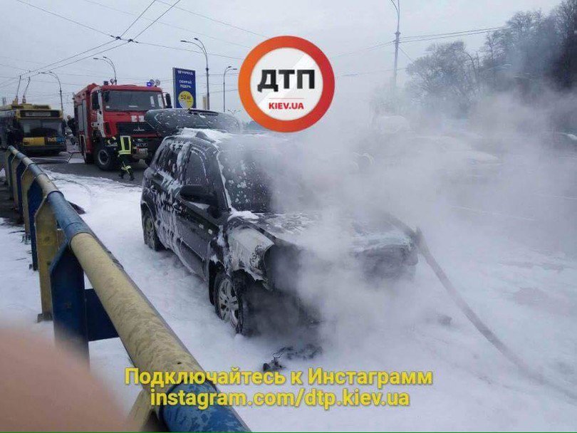 В Киеве на мосту возгорелся авто(фото и видео)
