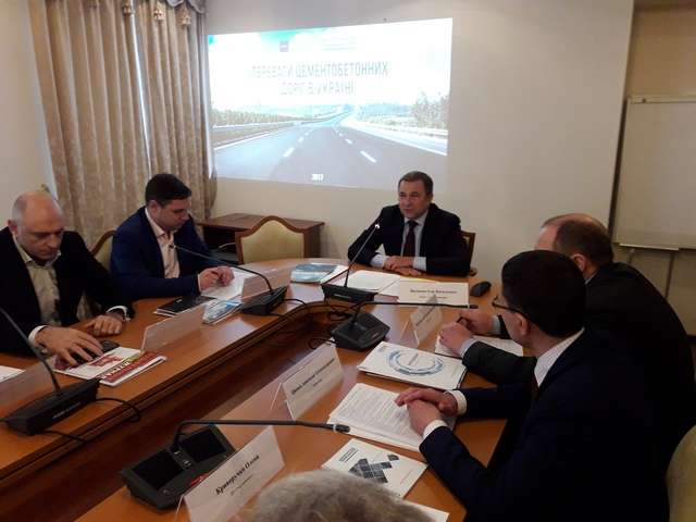 Комітет з питань транспорту провів "круглий стіл" на тему: "Бетонні стези. Реальність для України"