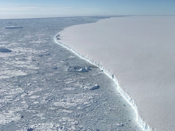 NASA показало аэроснимки гигантского айсберга Антарктиды