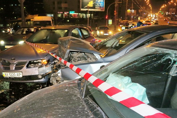 В Киеве столкнулись четыре авто, потерпела брюхатая баба(фото)