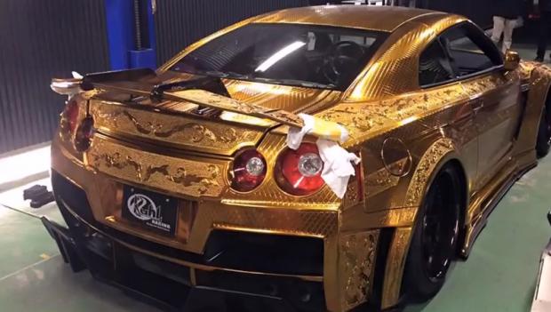 В Дубаи представили "золотой" Nissan GT-R