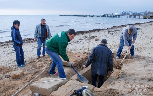 В Крыму на пляже нашли древнюю могилу