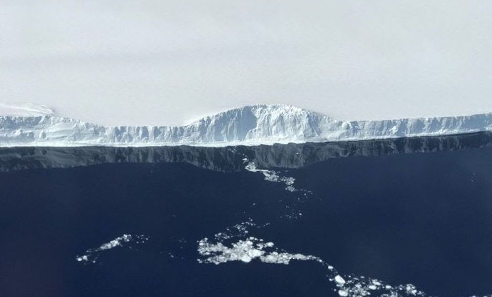 #фото дня | NASA опубликовало фото громадного айсберга, отделившегося от Антарктиды