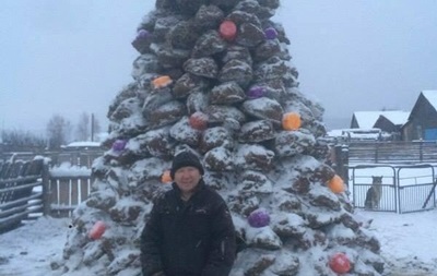 В России слепили новогоднюю елку из навоза