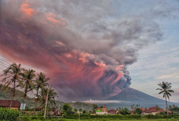 Аэропорт на о. Бали закрыт из-за выброса пепла вулканом Агунг