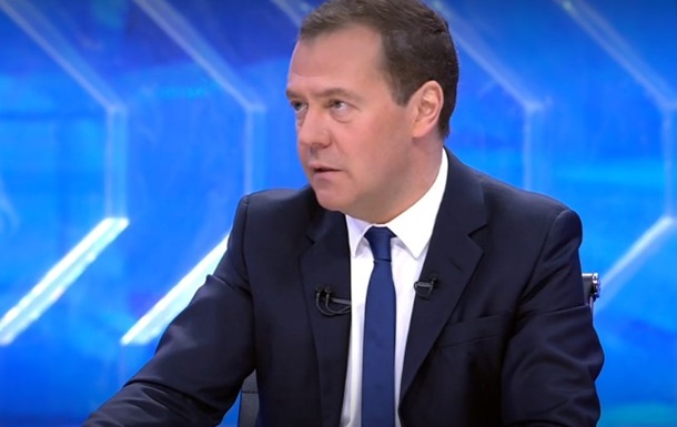 Медведев назвал бедность главной проблемой экономики РФ