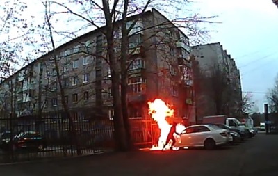 В России хулиган поджег авто и загорелся сам