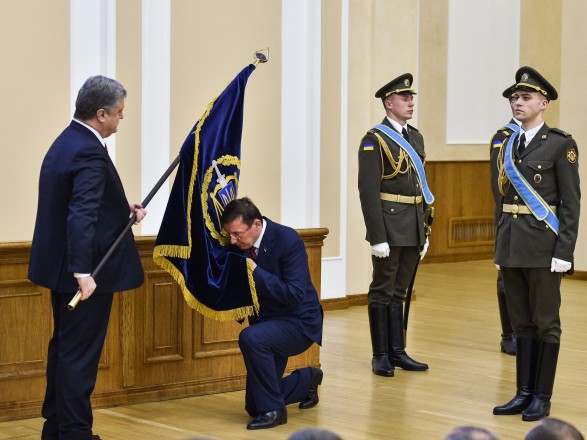 Президент вручил Генпрокурору новейший флаг ведомства