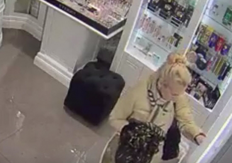 В крымском магазине камера записала, как женщина крадёт парфюм [видео]