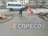 В Киеве на дороге просел асфальт: образовалась пробка(фото)