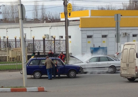 В Симферополе опосля ДТП загорелась Audi, а в Ялте легковушка протаранила троллейбус [фото]