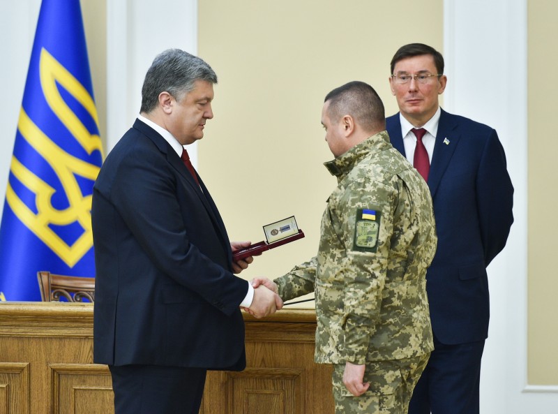 Президент вручив Генеральному прокурору України новий прапор відомства