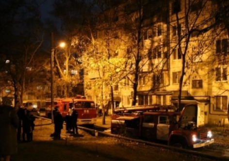 На пожаре в крымской пятиэтажке выручили мужчину, эвакуированы 12 человек