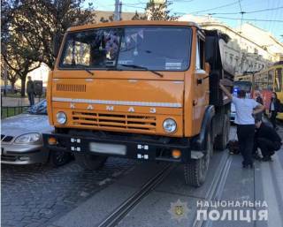В самом центре Львова грузовик задавил пенсионерку