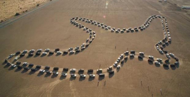 Nissan установил новый мировой рекорд: 180 автомобилей компании исполнили танец в пустыне