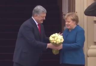 Порошенко встретил Меркель цветами, а та заговорила по-украински
