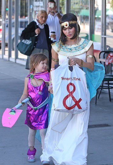 Дженна Деван в костюмчике принцессы отправилась на шоппинг