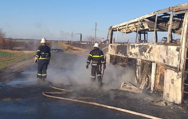 В Днепропетровской области на трассе сгорел автобус