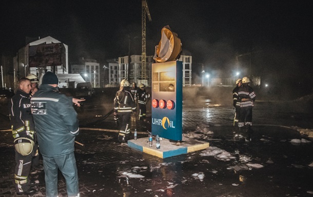 Под Киевом горела АЗС: горящее топливо текло по дороге