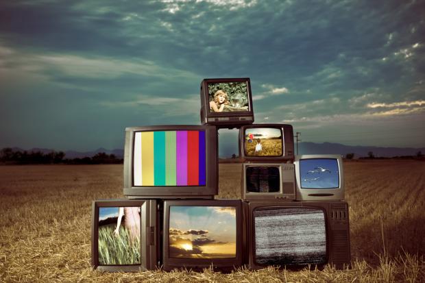 Новые технологии не для всех: тысячи британцев до сих пор смотрят черно-белые телевизоры