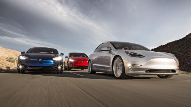 Tesla изменила цены на электромобили и выпустила новый брелок за 150 долларов