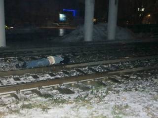 В Киеве поезд сбил мужчину(фото 18+)